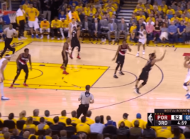 Damian Lillard tente le trois-points lointain, se rate, et Curry lui répond