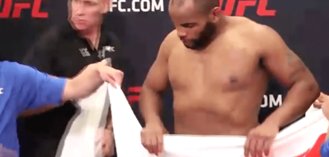 Daniel Cormier perd miraculeusement plus de 550g en 2 minutes