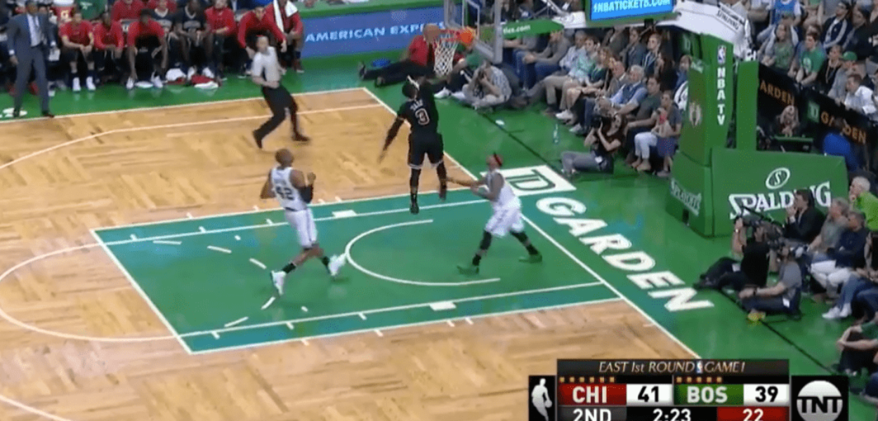 Dwyane Wade bloqué par le cercle contre les Boston Celtics