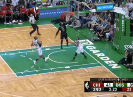 Dwyane Wade bloqué par le cercle contre les Boston Celtics