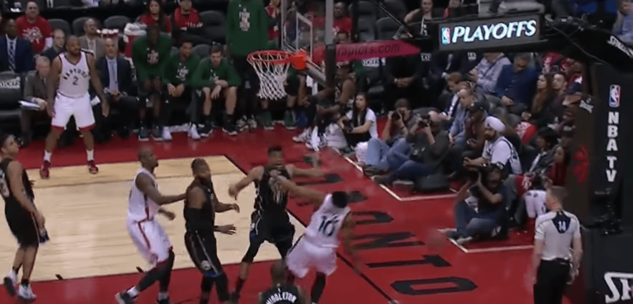 GIannis Antetokounmpo envoie le contre sur DeRozan et se prend une technique