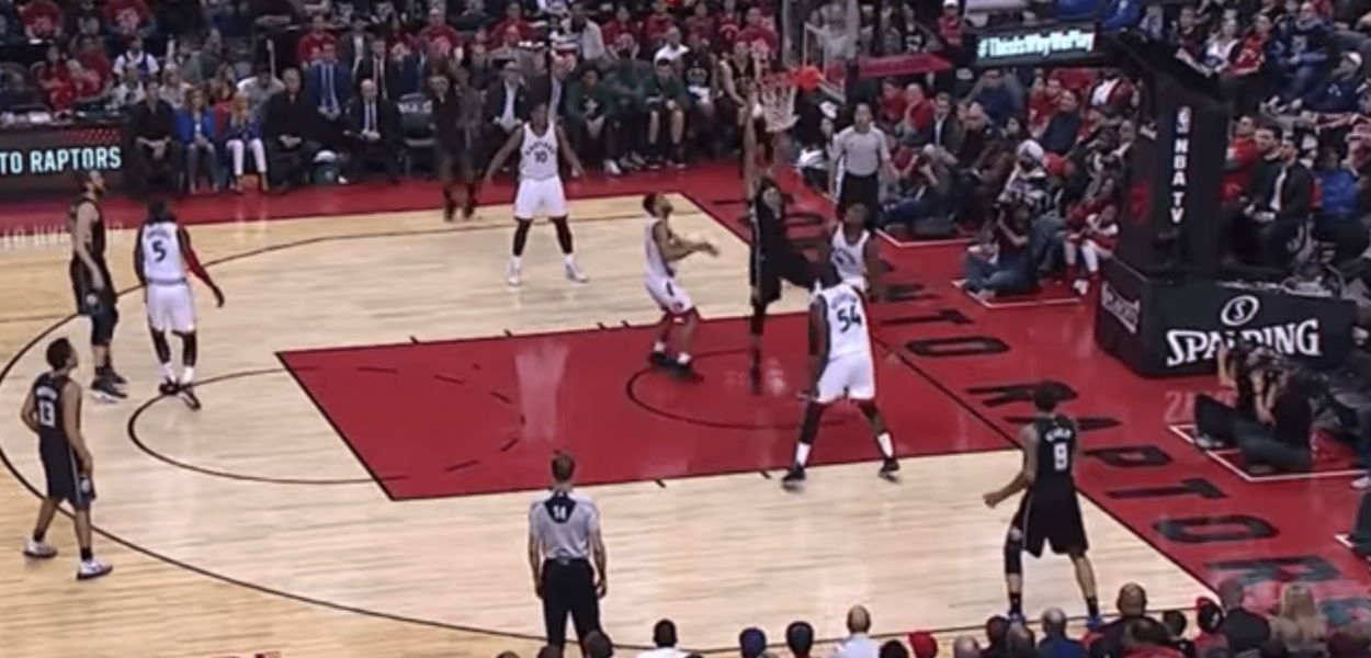 Giannis Antetokounmpo et son dunk "Antetokounmpien" sur Ibaka
