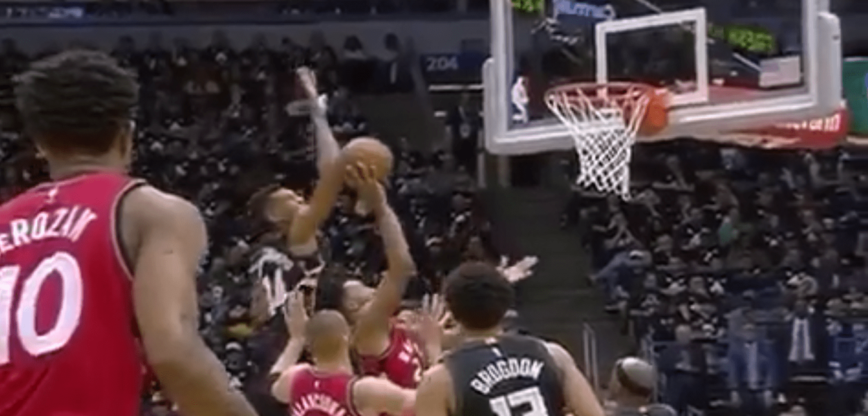 Giannis Antetokounmpo contre Raptors