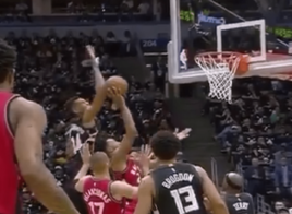 Giannis Antetokounmpo contre Raptors