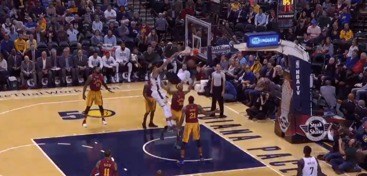 Giannis Antetokounmpo explose Myles Turner