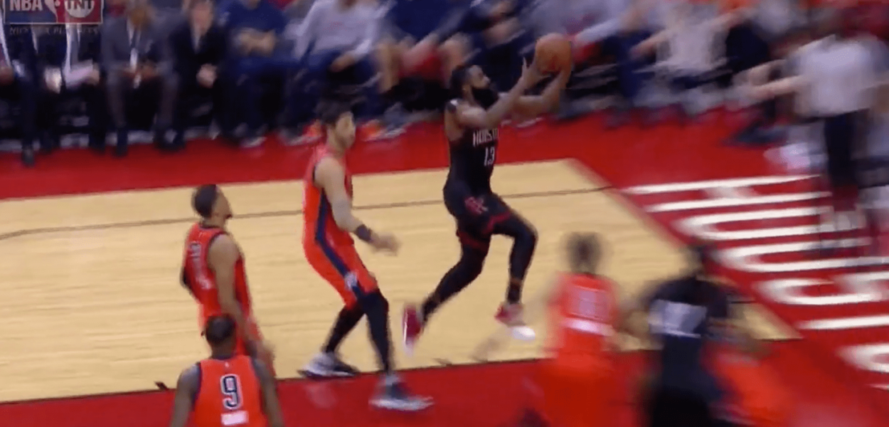 James Harden fait la totale à Enes Kanter lors du Game 1