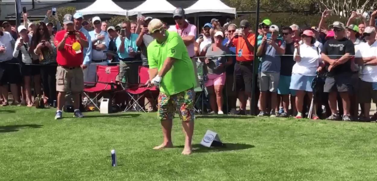 John Daly arrive pieds nus, pose la balle sur une bière, la suite est magnifique