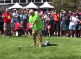John Daly arrive pieds nus, pose la balle sur une bière, la suite est magnifique