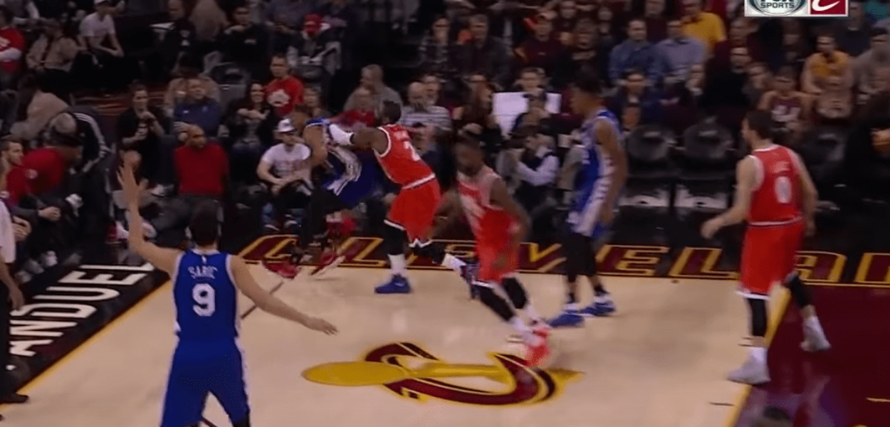 Kyrie Irving s’est pris sa première faute flagrante pour protéger LeBron James