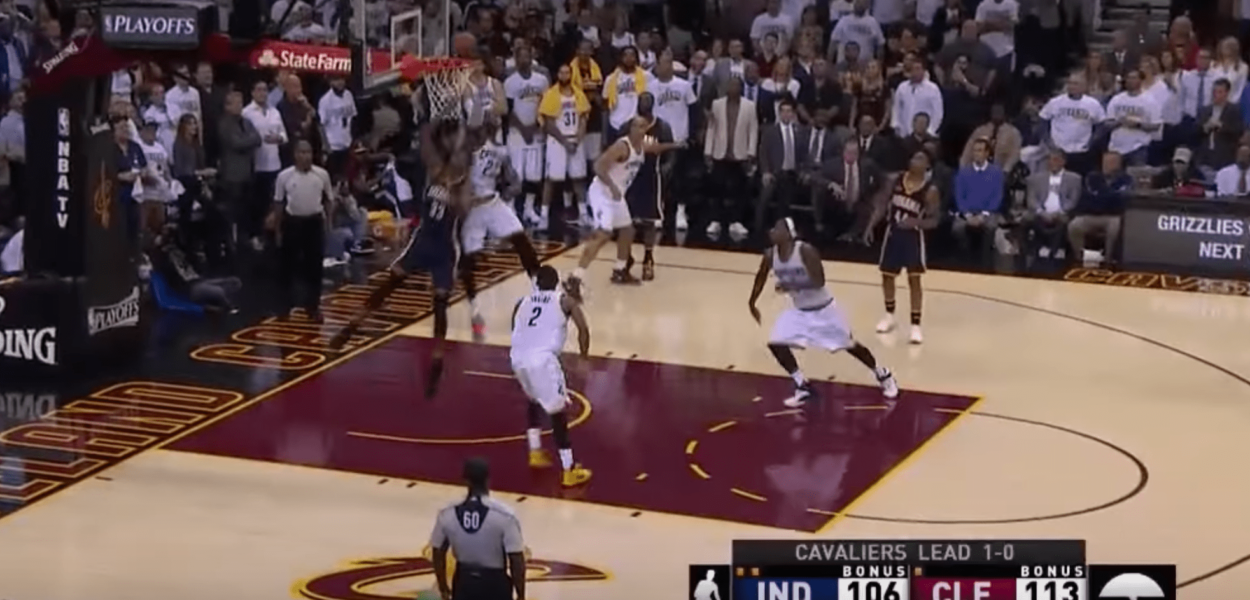 LeBron James a envoyé la tentative de Myles Turner dans les gradins