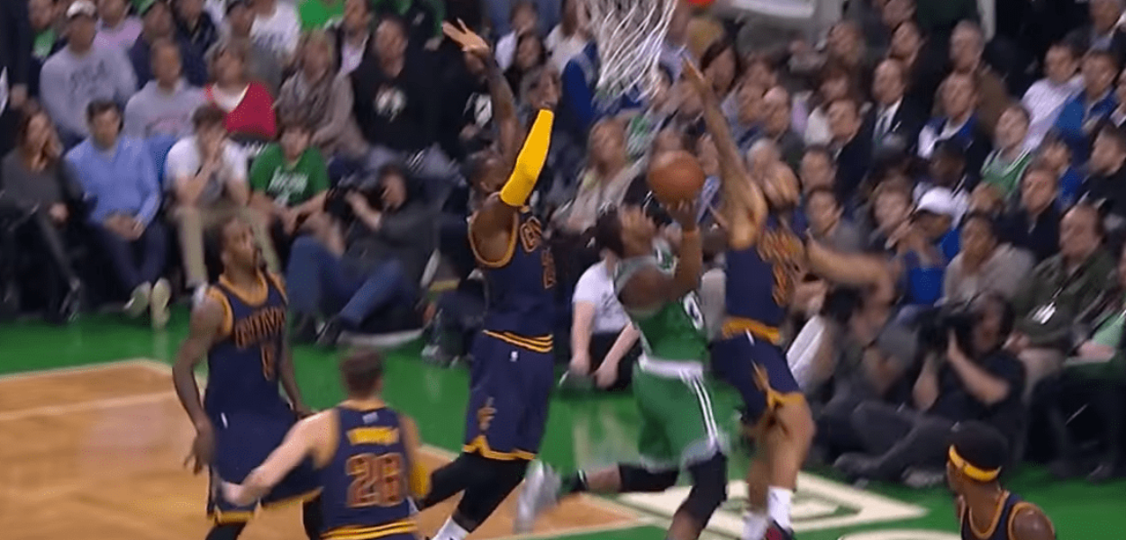 LeBron fait la totale sur une séquence folle – dunk puis bloc et High Five aux fans