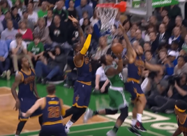 LeBron fait la totale sur une séquence folle – dunk puis bloc et High Five aux fans