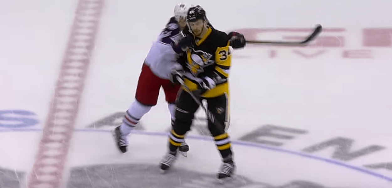 Matt Calvert explose sa crosse sur Tom Kuhnhackl puis le démonte