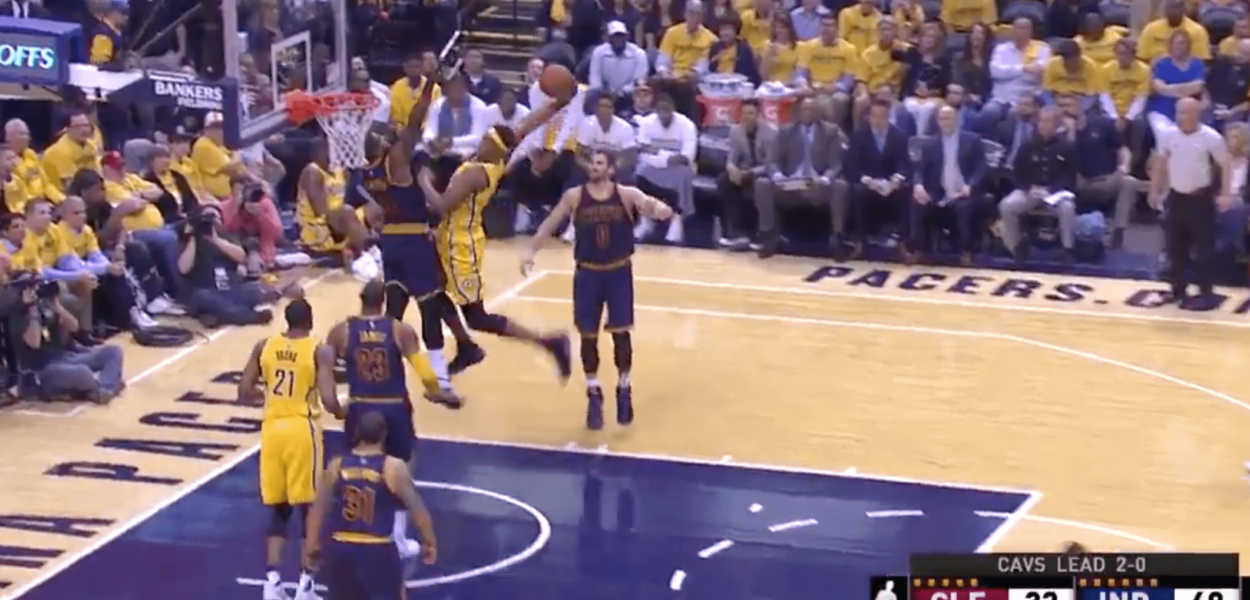 Myles Turner termine Tristan Thompson sur LE dunk des playoffs