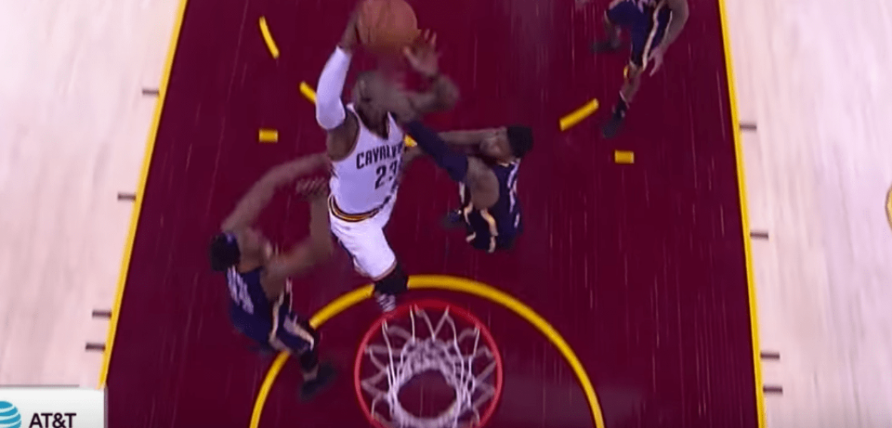 Paul George dunke sur LeBron, qui répond comme un roi