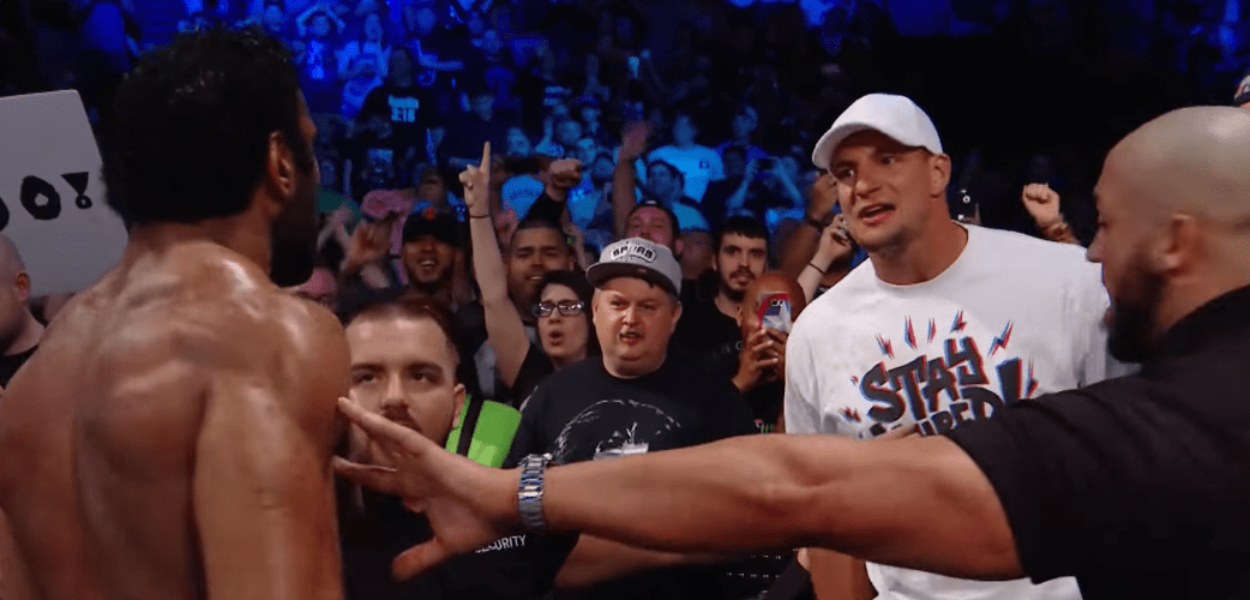 Rob Gronkowski se chauffe avec Jinder Mahal et lui balance son verre
