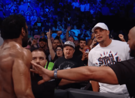 Rob Gronkowski se chauffe avec Jinder Mahal et lui balance son verre