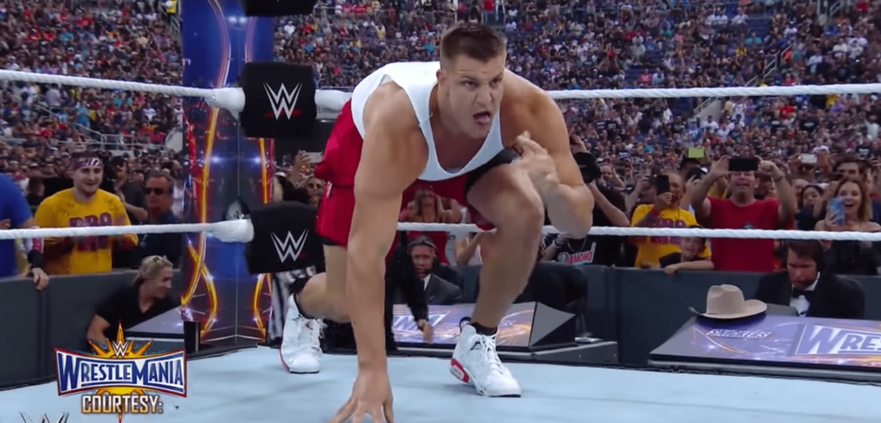 Rob Gronkowski arrive à WrestleMania et fait le ménage !