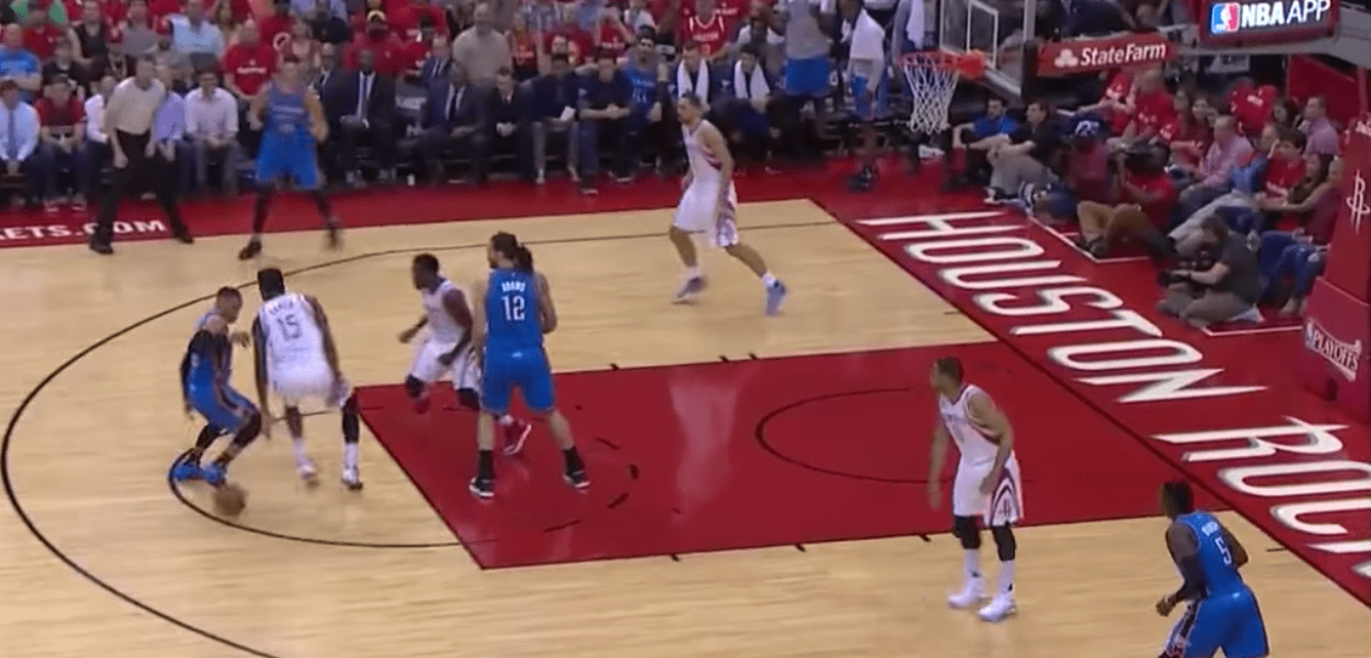 La très grosse action de Russell Westbrook contre toute la défense des Rockets