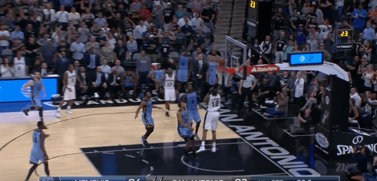 Menés à 2 secondes du buzzer, les Spurs égalisent sur un alley-oop magnifique