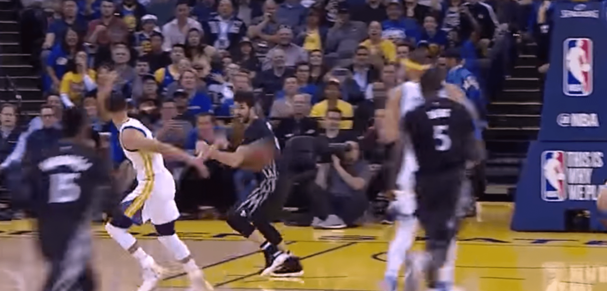 Stephen Curry et sa passe folle dans le dos pour Iguodala