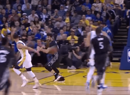 Stephen Curry et sa passe folle dans le dos pour Iguodala