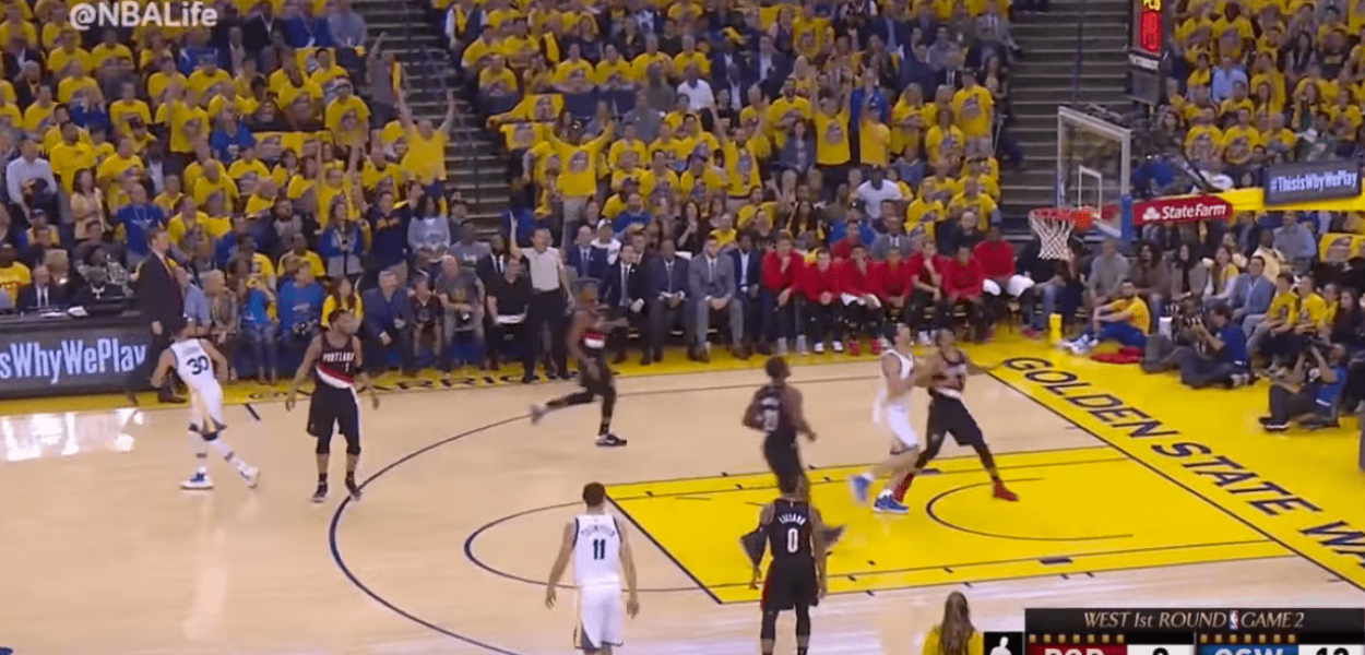 Stephen Curry réussit l’interception, tire à trois points et part avant le panier