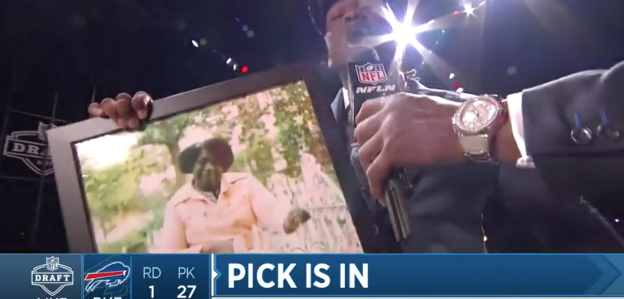 Le discours bouillant de Takkarist McKinley en hommage à sa grand-mère lors de la Draft