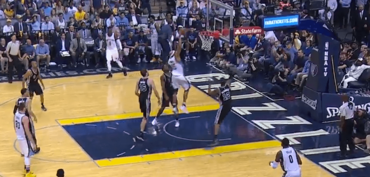 Le dunk de Vince Carter lors de la victoire des Grizzlies contre les Spurs