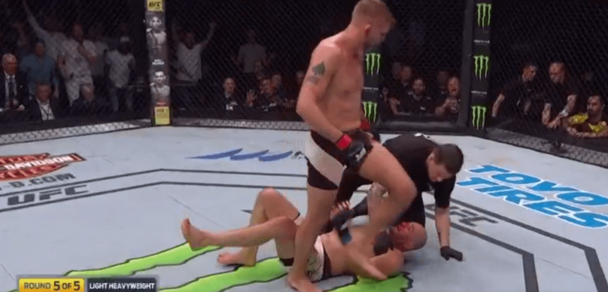 Alexander Gustafsson termine Glover Teixeira avec un combo dantesque