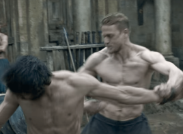 Charlie Hunnam raconte comme il a pris 13.6kg de muscles pour Arthur
