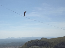 Friedrich Kühne bat le record de la plus longue traversée en Slackline