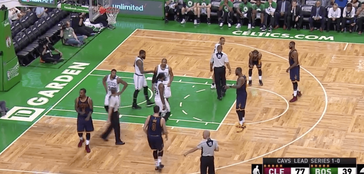 JR Smith passe le balai devant les fans des Boston Celtics