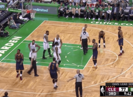 JR Smith passe le balai devant les fans des Boston Celtics