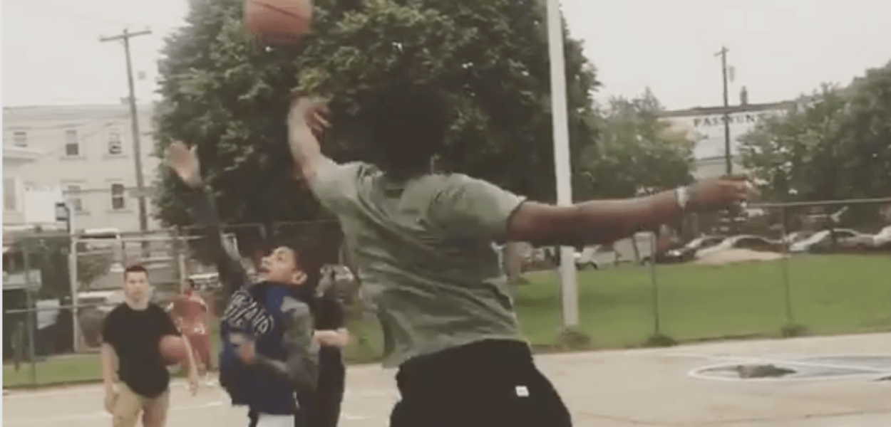 Joel Embiid apprend la vie à des gamins de Philadelphie