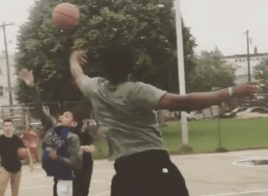 Joel Embiid apprend la vie à des gamins de Philadelphie