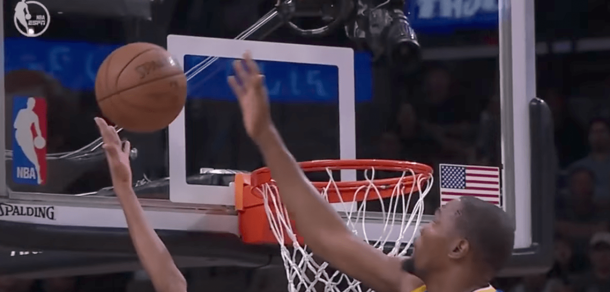 Kevin Durant a contré Dejounte Murray deux fois sur le même lay-up