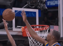 Kevin Durant a contré Dejounte Murray deux fois sur le même lay-up