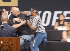 Kevin Lee et Michael Chiesa se bastonnent pendant la conférence de l’UFC