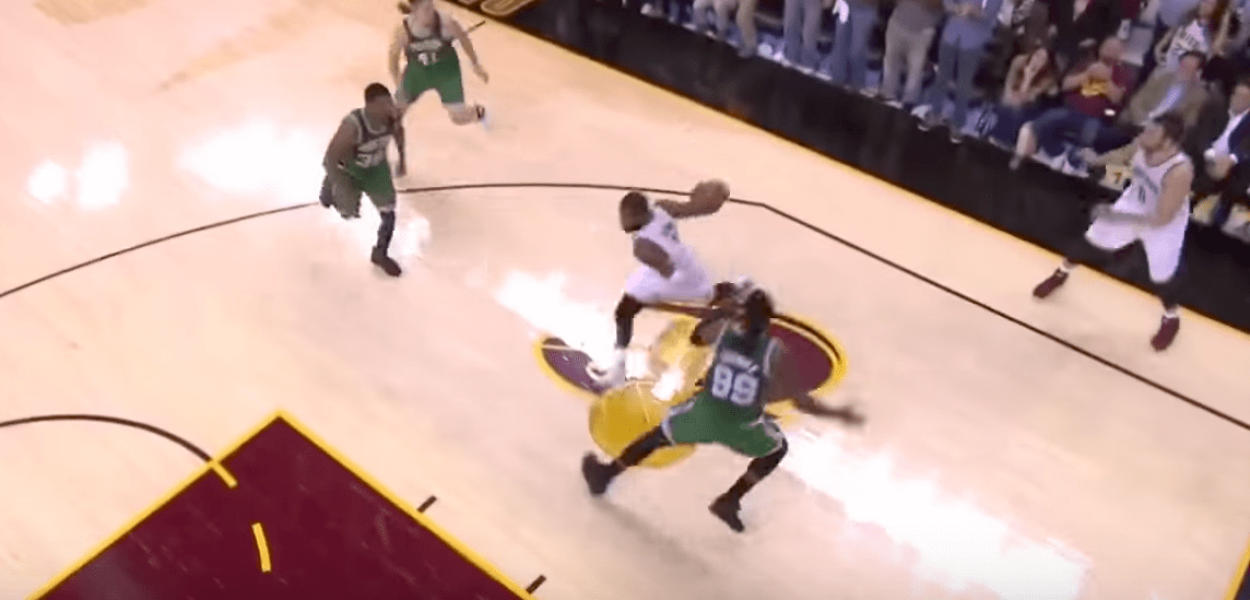 Kyrie Irving a fait la totale à Jae Crowder et à la défense des Celtics