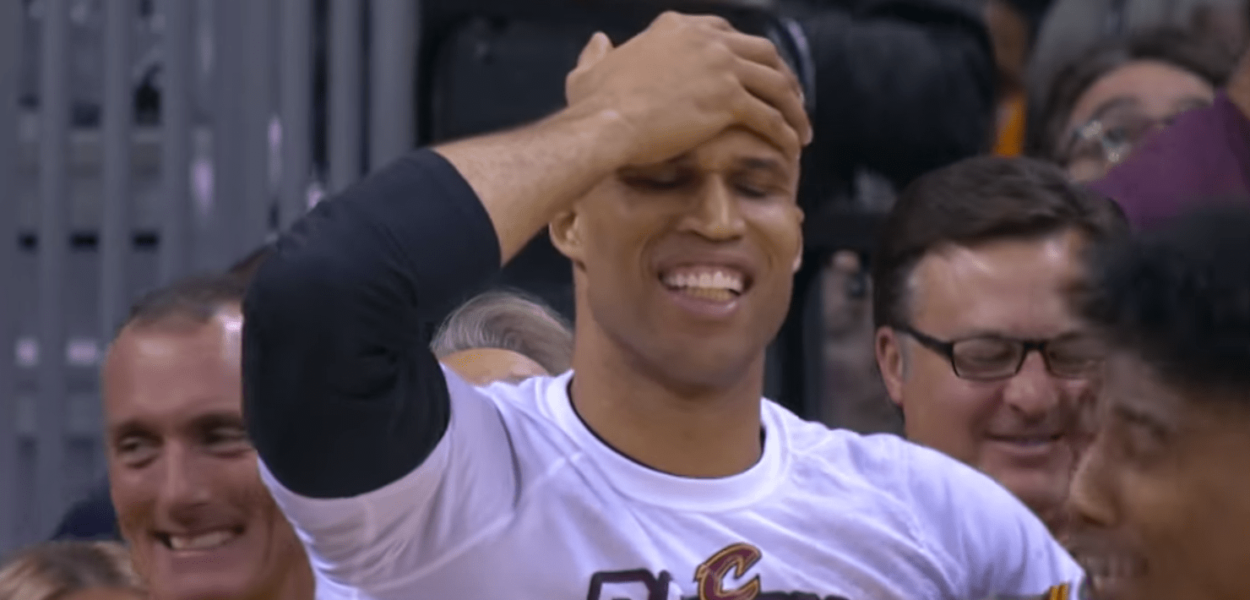 Kyrie se croit sur un terrain de street et fait la misère à Powell