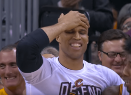 Kyrie se croit sur un terrain de street et fait la misère à Powell