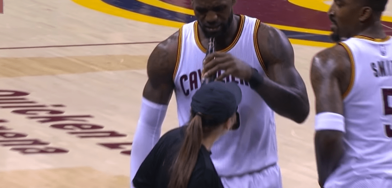 LeBron James se prend une petite bière contre les Raptors