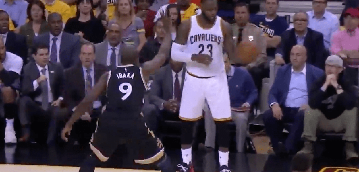LeBron James joue avec Serge Ibaka puis claque le 3 points