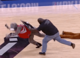 Mark Henry défonce la mascotte des Houston Rockets