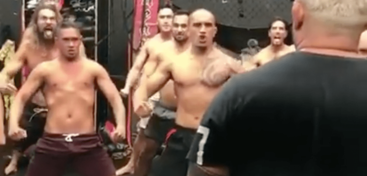 En plein training camp, Mark Hunt fait un haka avec Jason Momoa
