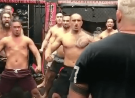 En plein training camp, Mark Hunt fait un haka avec Jason Momoa