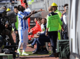 Muntari donne son maillot à un jeune supporter qui venait de l’insulter