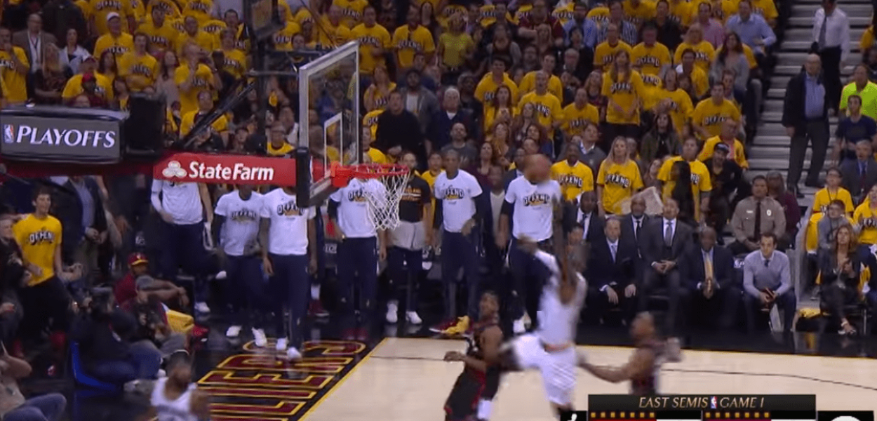 Le alley-oop fou contre la planche entre Kyrie Irving et LeBron James