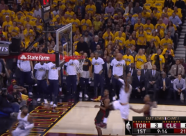 Le alley-oop fou contre la planche entre Kyrie Irving et LeBron James